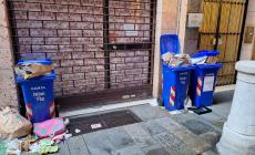 "In via Goldoni non ritirano la carta da lunedì. E i passanti ne approfittano..."