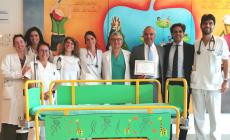 Una barella per i pazienti pi&ugrave; piccoli donata alla Pediatria d&rsquo;urgenza dell&rsquo;Ospedale dei bambini