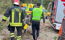 Durante una battuta di caccia scivola e si rompe una gamba: intervento di soccorso alpino, vigili del fuoco e 118