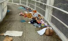 Rifiuti  anche sul ponte pedonale via Emilia (direzione Reggio): la segnalazione