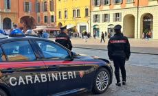 Insegue e aggredisce l'ex e il nuovo fidanzato nel Reggiano