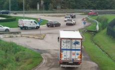 Camionisti e "creativi": tutti sul cavalcavia di via Paradigna anche se &egrave; vietato - Foto