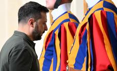 Zelensky dal Papa, 35 minuti di colloquio. Il presidente ucraino dona a Francesco un dipinto sul massacro di Bucha 