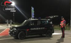 Automobilista urta un pedone facendolo rovinare a terra e si allontana: incastrato dalle telecamere