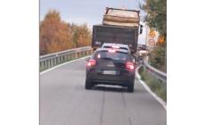 Camion e divieti (non rispettati) sul cavalcavia di via Paradigna