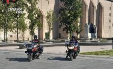 Passa in piazza della Pace e nota uno straniero con il suo monopattino rubato mesi fa