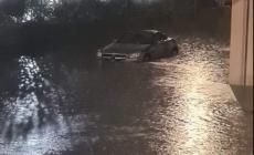 Allagamenti e danni nel Livornese, un uomo si salva aggrappandosi ai cartelli stradali - Foto