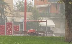 In piazzale Pablo c'è un senzatetto che vive su una panchina da due anni, adesso anche sotto la pioggia battente. Perché i servizi sociali non intervengono?