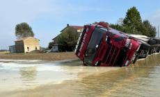 Autobotte fuori strada a San Secondo: chiusa la strada provinciale