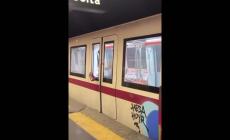 Uomo a torso nudo danneggia la porta automatica della metro - Video