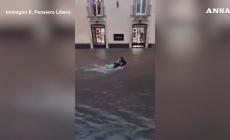 Donna salva motociclista trascinato dall'acqua a Catania - Video