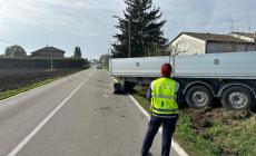 Un camion sbanda e finisce nel cortile di un'abitazione a Diolo di Soragna - Foto 