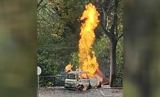 Paura a Marzolara: auto sbanda e prende fuoco, ferita una delle due donne sulla vettura - Video