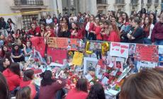 Morte di Liam Payne, raduno di centinaia di fan in sua memoria a Roma - Le foto