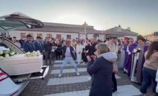 Kevin Gentilin morto a 15 anni in un incidente, nonno Gino balla davanti alla bara del nipote - Video