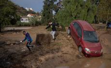  Salgono a 51 le vittime delle piogge torrenziali in Spagna - Il video delle auto trascinate dalla furia dell'acqua