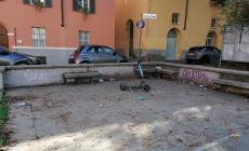 "Stato di abbandono del verde ed incuria di piazzale Borri e borgo Giacomo Tommasini. Colpa dell'inciviltà, ma il Comune è inesistente"- Foto