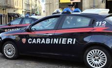 Spinge con violenza la compagna contro una porta a vetri, mandandola in frantumi:  arrestato per maltrattamenti in famiglia