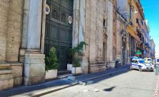 Cade un pezzo del cornicione di una chiesa in via del Corso a Roma, un ferito, tragedia sfiorata