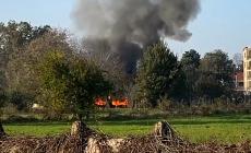 Incendio in un deposito: paura in via Cufra, tre squadre dei vigili del fuoco sul posto
