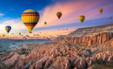 In Cappadocia, tra chiese rupestri e colline da sorvolare all'alba