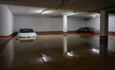 Alluvione a Valencia, sub nel parcheggio del centro commerciale choccati: «Là sotto è un cimitero». Aragona salvata da una diga romana di 2.000 anni fa (foto)