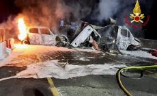 Assalto alla sede Dhl, camion a fuoco, chiodi sull'asfalto, guardie minacciate con le armi: le foto impressionanti del colpo