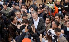 Fango e oggetti contro Re Felipe contestato sui luoghi delle alluvioni. Il premier  Sanchez a Paiporta colpito alle spalle da un bastone, distrutti i vetri della sua auto 