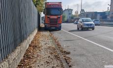 Se il Tir parcheggia sul marciapiede: scatto da via Mazzacavallo 