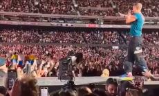 Chris Martin  cade e finisce in una botola  durante un concerto a Melbourne- Video