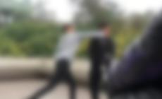 Botte e calci: il video choc dell'aggressione ad un adolescente