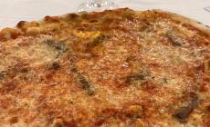 La Certosa, atmosfera di casa mangiando la pizza che scrocchia