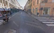 In via Repubblica, per evitare lo scontro cade con la bici  e si rompe la mano. Impossibile chiarire: la donna misteriosa &egrave; scappata