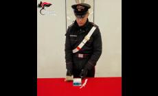 A casa nascondeva un panetto di hashish da 100 grammi e un bilancino di precisione: arrestato 24enne