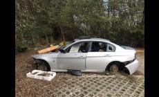 Ex Salamini,  parcheggio da film horror: rifiuti di ogni genere,  eternit, una stampante e un'auto distrutta piena di spazzatura- foto