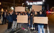Viale Mariotti, alcuni giovani inveiscono contro un autista Tep al flash mob contro la violenza - Video