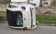 Via Pascoli, minicar si schianta contro una recinzione e finisce su un fianco: conducente illesa