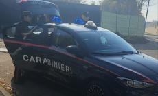 Si aggirava vicino a una scuola con pistola, coltello e droga: denunciato 35enne nordafricano a Novellara 