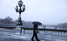 Neve a Parigi, si scia a Montmartre. Caos trasporti nella regione per la fitta nevicata - Foto