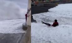  Turista a Camogli vuole scattare una foto alla mareggiata nonostante i divieti: travolta da un’onda- Video