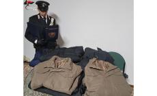 Staccano i sistemi antitaccheggio e rubano all'outlet merce per un valore di 4mila euro: due rumeni nei guai