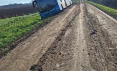 Strade piene di fango nella Bassa, individuati i responsabili a Busseto. E intato un autobus con diversi studenti esce di strada a Torricella di Pizzo