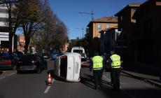 Paura in viale Tanara, auto si ribalta in mezzo alla strada - Foto
