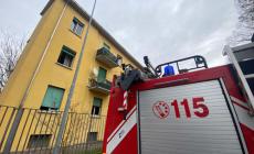 Parma, pauroso incendio in via Anselmi: tre persone intossicate, 22 evacuati, sei mezzi dei vigili del fuoco intervenuti