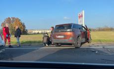 Scontro fra due auto sulla via Emilia fra Sanguinaro e Pontetaro 
