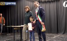 "Siete parte di questa comunit&agrave;". Consegnata la cittadinanza civica a 100 bambini figli di stranieri - Video