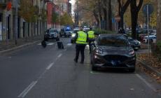 Scontro fra un'auto e un monopattino in viale dei Mille: ferito un giovane