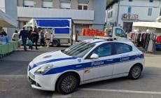 Ambulante abusivo al mercato: sequestrati oltre 500 chili di frutta. Oltre 5mila euro di multa