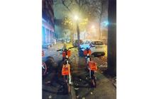 Parcheggi selvaggi di bici e monopattini a noleggio, ma non dovevano esserci più controlli?