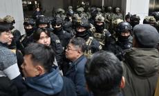 Caos a Seul: il presidente dichiara la legge marziale, il Parlamento si oppone e la gente protesta. In serata il dietrofront 